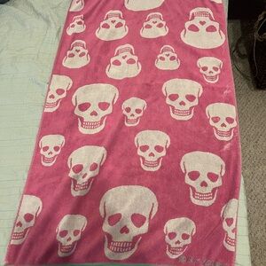 Betsy Johnson Skyll towel. 28” X 54”